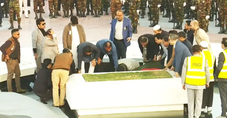 জিয়াউর রহমানের সমাধির পাশে খালেদা জিয়াকে দাফন